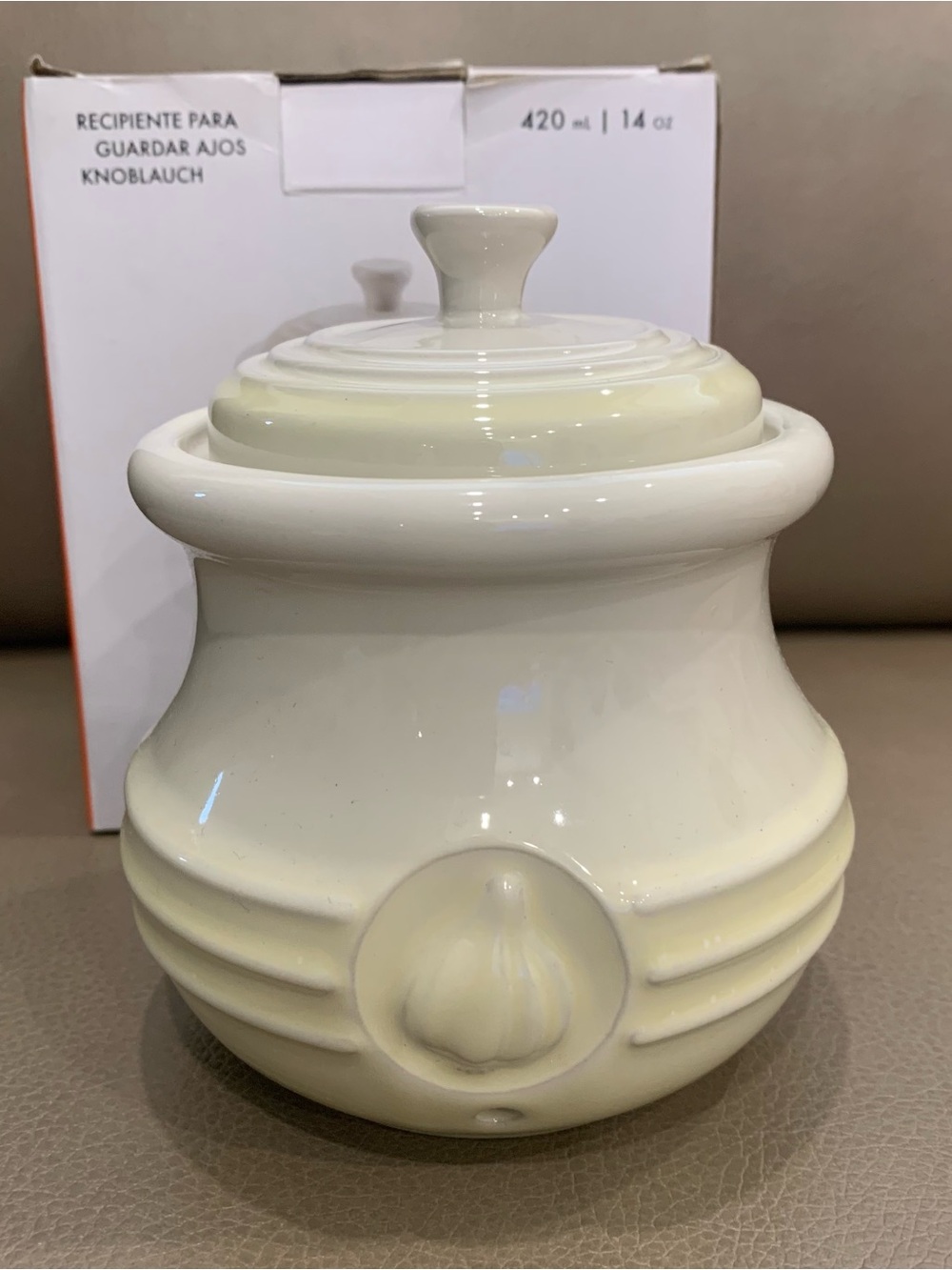 BNIB Le Creuset Stoneware Garlic Keeper Dune 14oz, 420ml